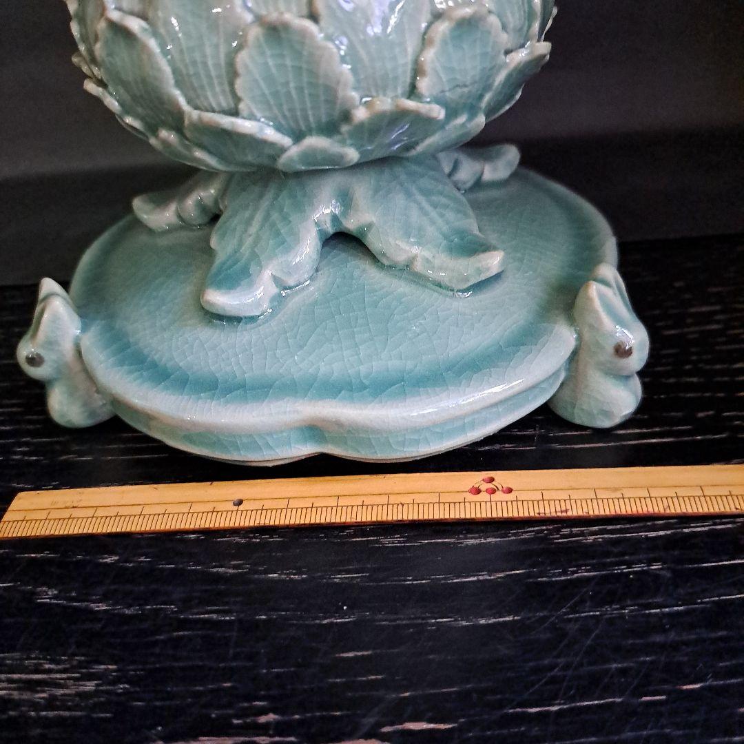 茶道具　青磁蓮型　香炉　三兎台　陽刻蓮型　細密技巧　透し火屋　海青造