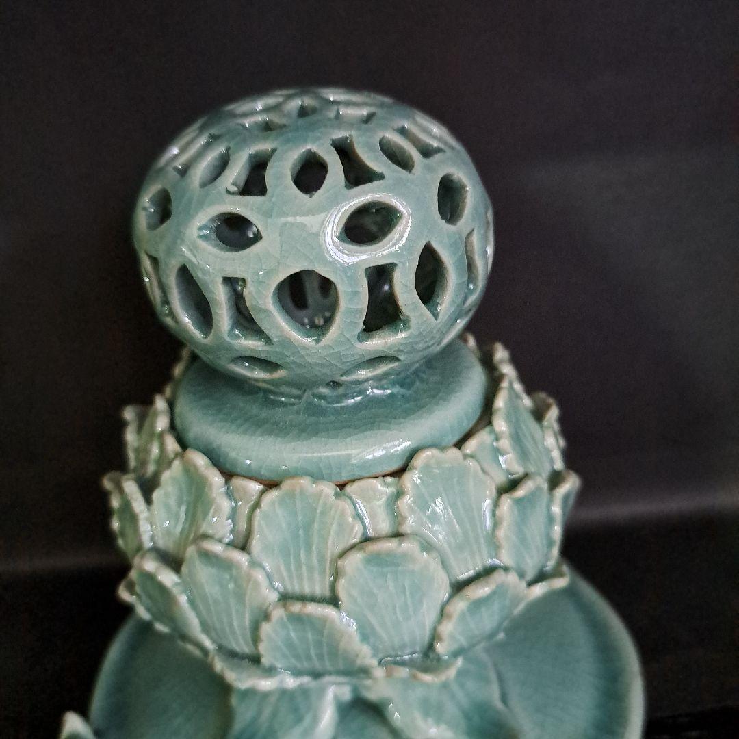 茶道具　青磁蓮型　香炉　三兎台　陽刻蓮型　細密技巧　透し火屋　海青造