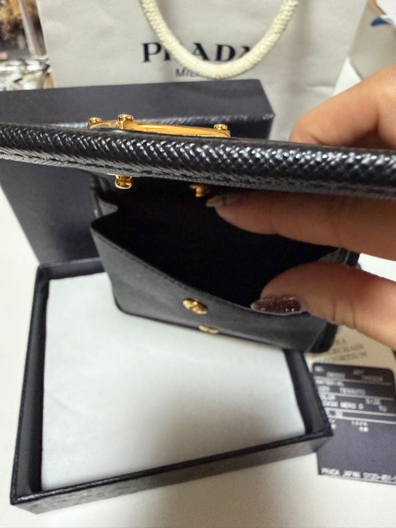 美品PRADA 二つ折り財布 黒 ナイロン　ゴールドロゴ