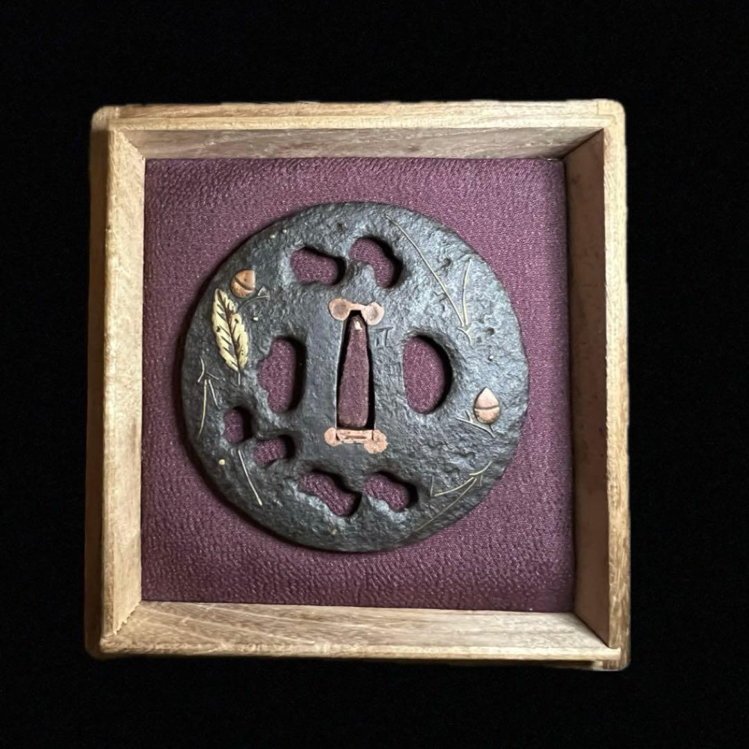 鸛《GW限定出品》本歌江戸期 正阿弥無銘金象嵌松葉どんぐり図透かし丸型鍔 桐箱付