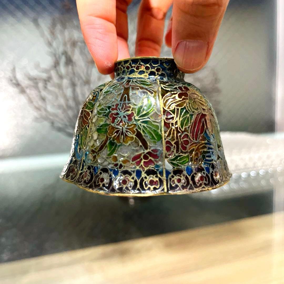 骨董　ガラス七宝　透胎七宝　省胎七宝　透かし技法　彩色花綴り　輪花フチ　盃