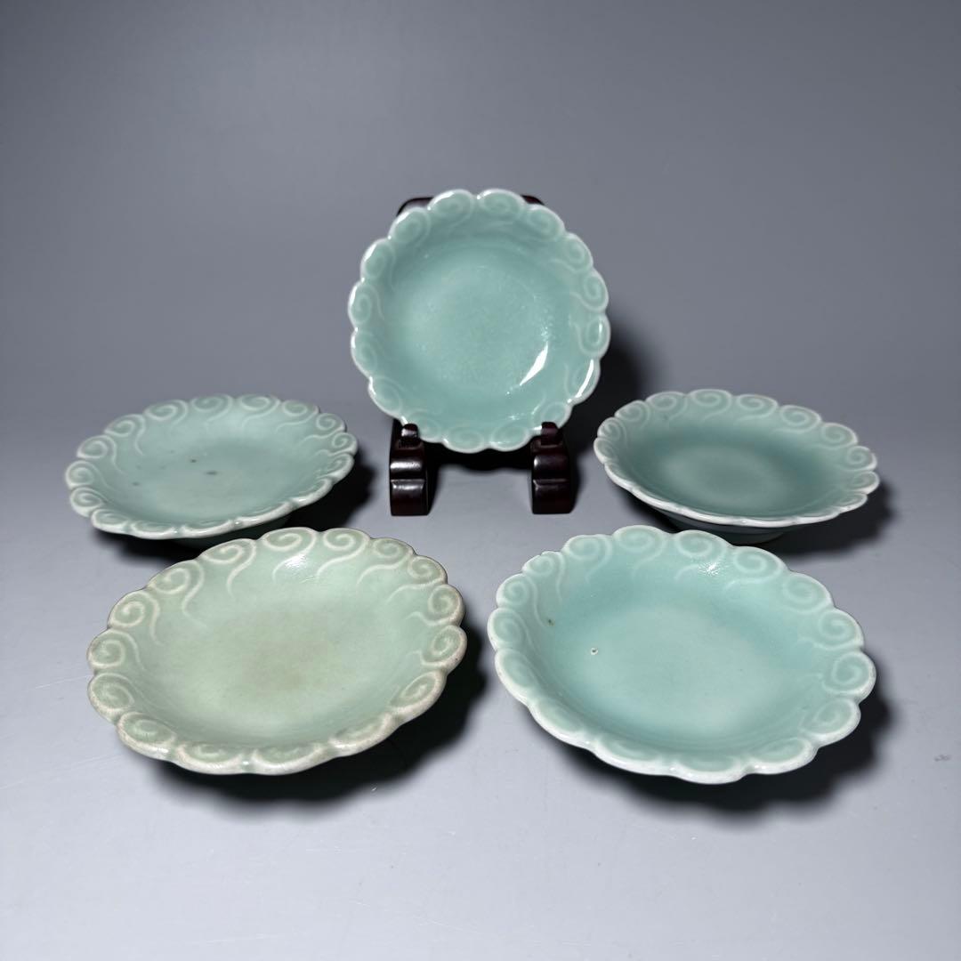 後期鍋島　渦巻文陽刻輪花小皿　奇跡の5枚揃　掲載　「通観　鍋島青磁」　同手掲載