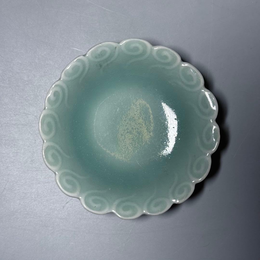 後期鍋島　渦巻文陽刻輪花小皿　奇跡の5枚揃　掲載　「通観　鍋島青磁」　同手掲載