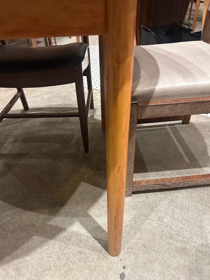 アーコール円形木製ダイニングテーブル