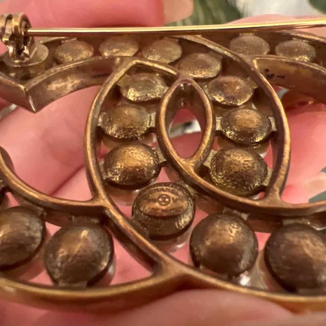 CHANEL パール付きロゴブローチ