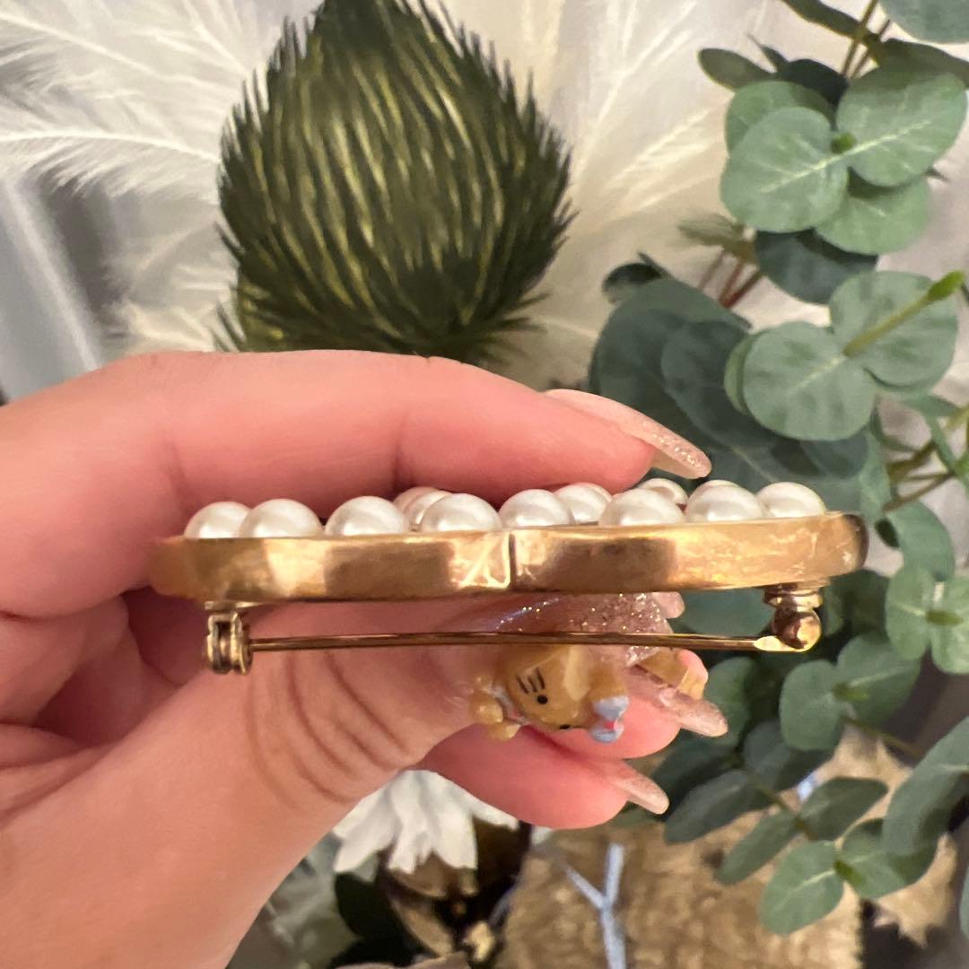 CHANEL パール付きロゴブローチ