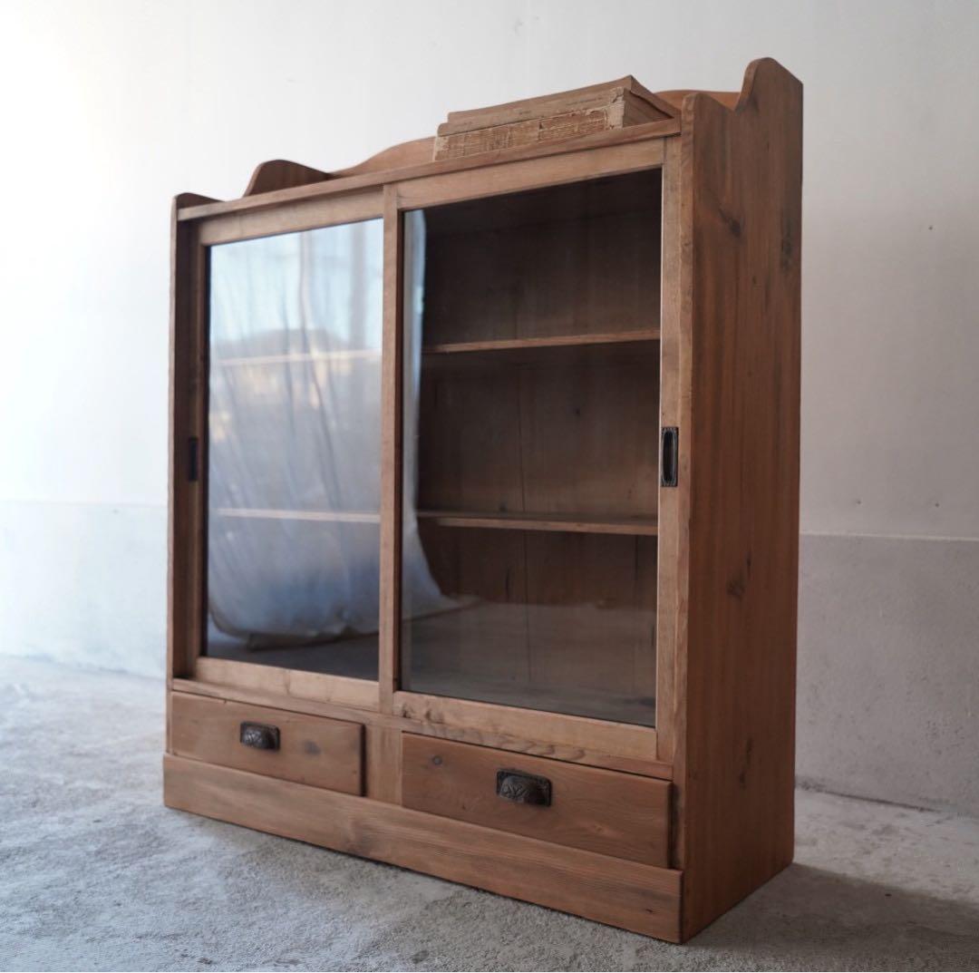 ガラス引戸のキャビネット