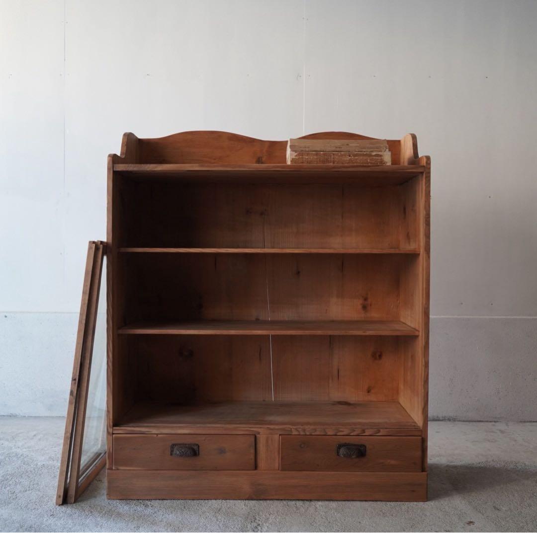 ガラス引戸のキャビネット