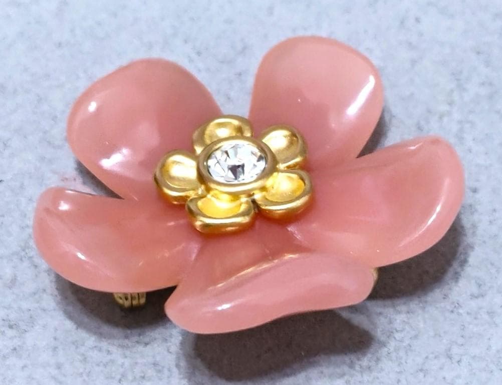ジバンシー　ピンク花型ブローチ　40589