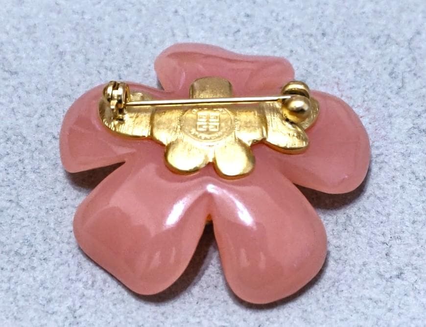 ジバンシー　ピンク花型ブローチ　40589