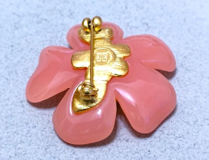 ジバンシー　ピンク花型ブローチ　40589