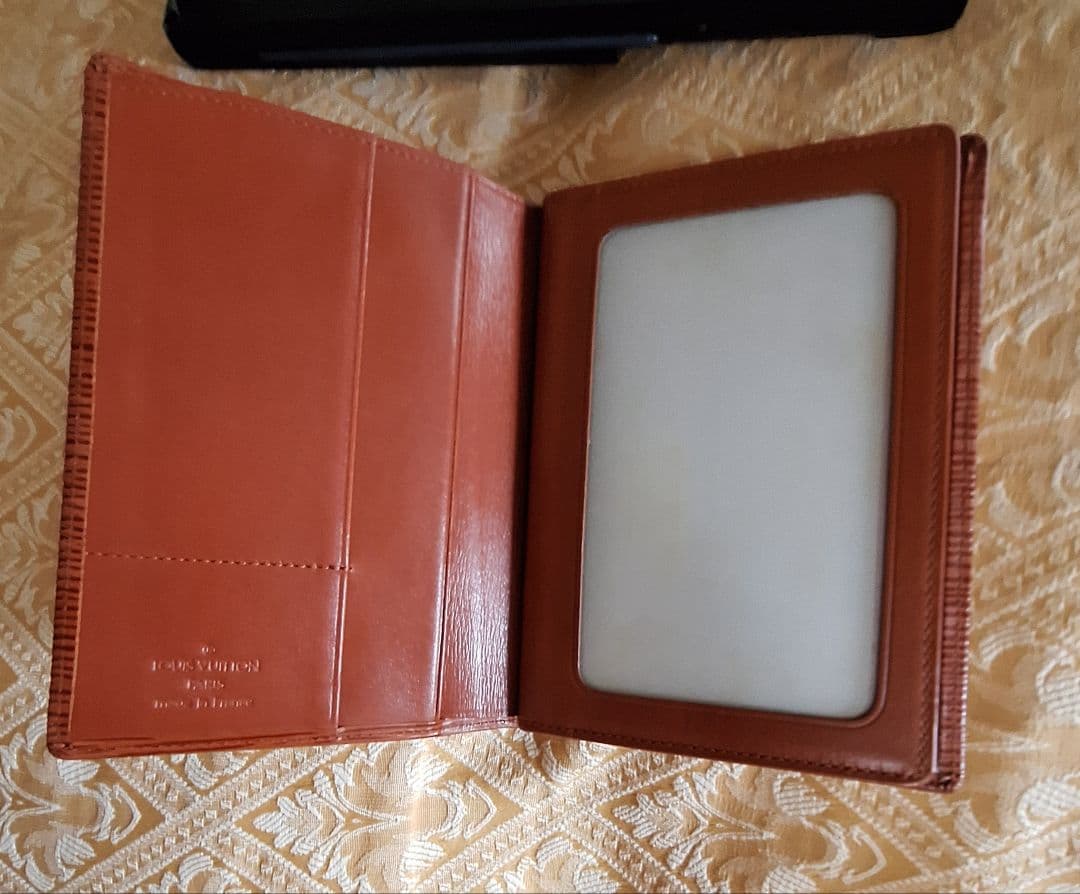 ルイヴィトン　エピパスポートケース　カード入れ　札入れ