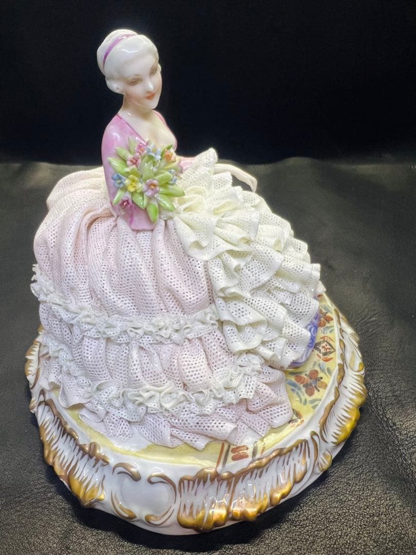 陶器製女性フィギュリン ピンクと白