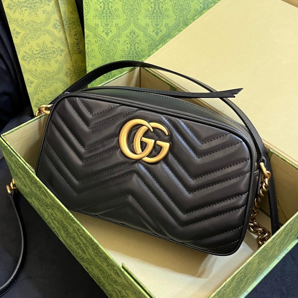 ブラックレザーショルダーバッグ