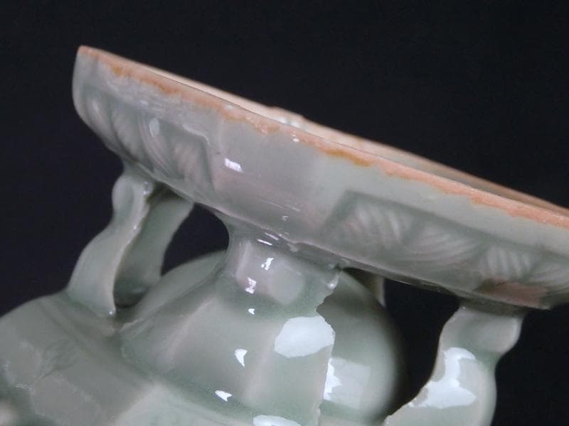 三田青磁　陽刻　花の図　盃台　C748AS-CGq