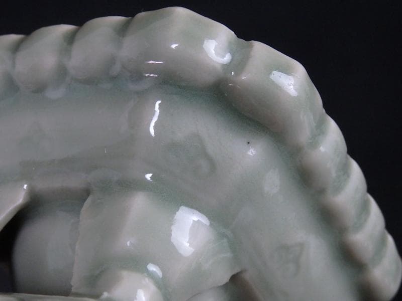 三田青磁　陽刻　花の図　盃台　C748AS-CGq