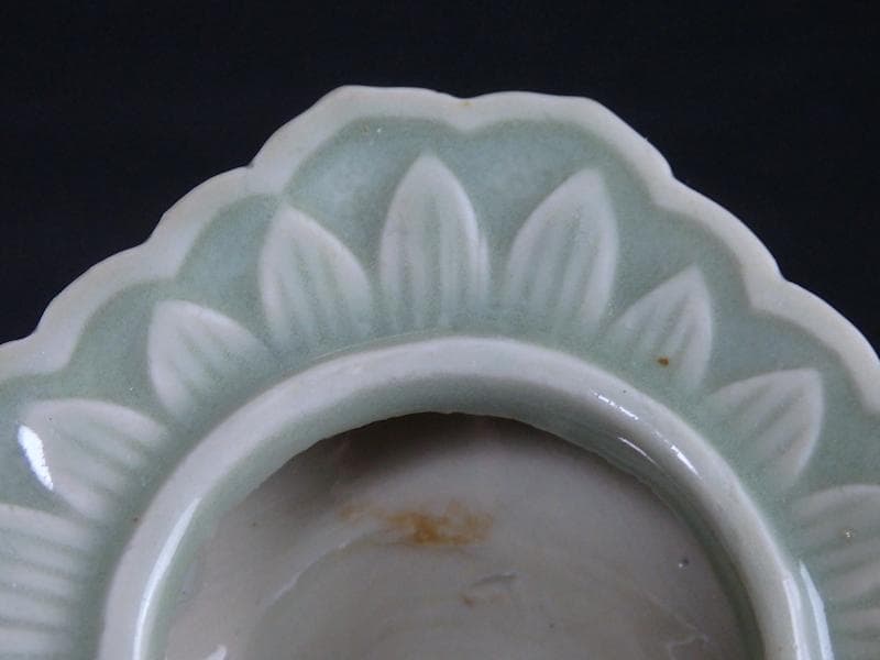 三田青磁　陽刻　花の図　盃台　C748AS-CGq