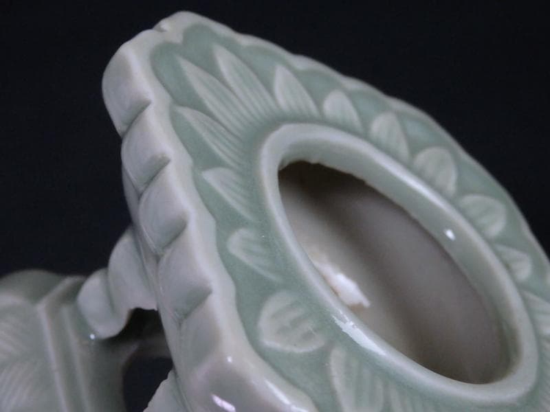 三田青磁　陽刻　花の図　盃台　C748AS-CGq