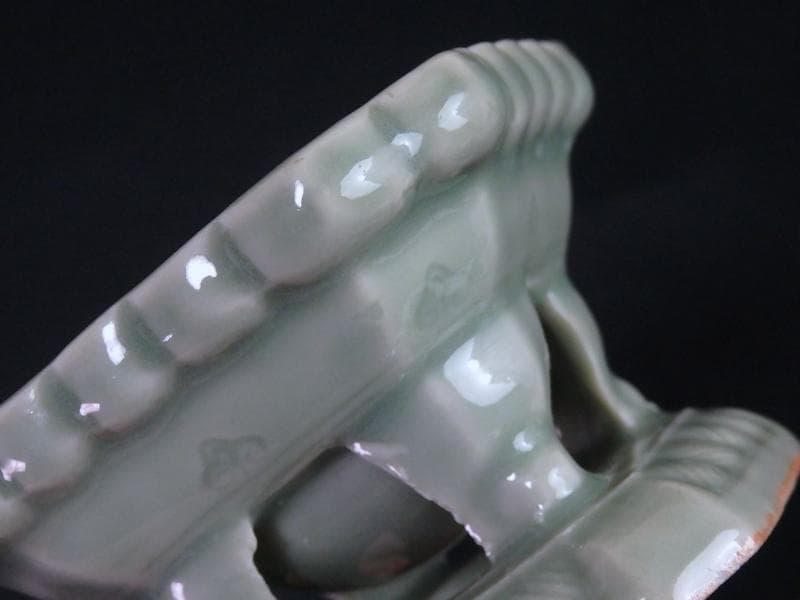 三田青磁　陽刻　花の図　盃台　C748AS-CGq