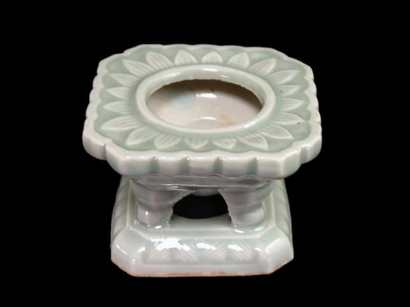 三田青磁　陽刻　花の図　盃台　C748AS-CGq