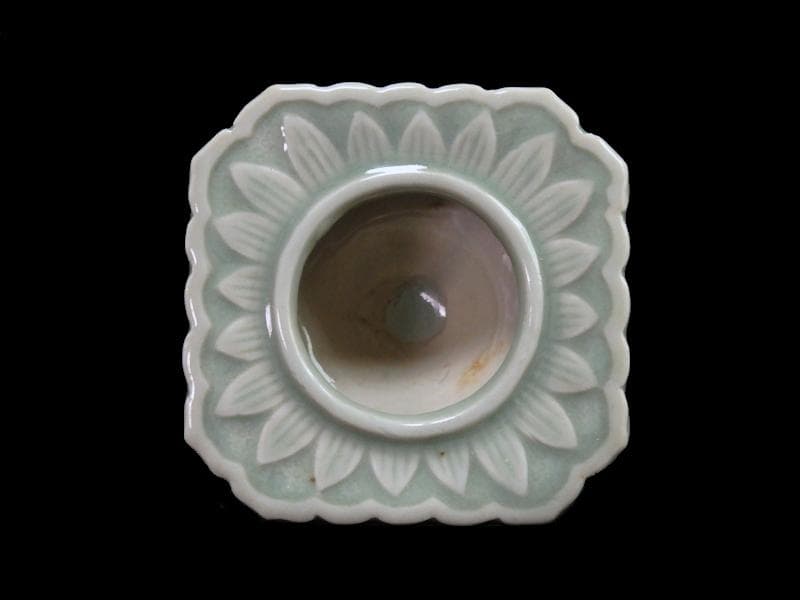 三田青磁　陽刻　花の図　盃台　C748AS-CGq
