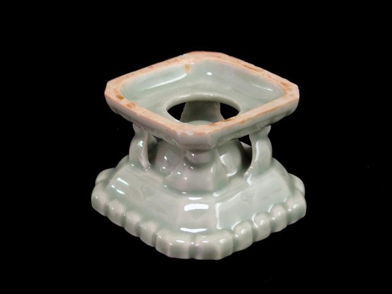 三田青磁　陽刻　花の図　盃台　C748AS-CGq