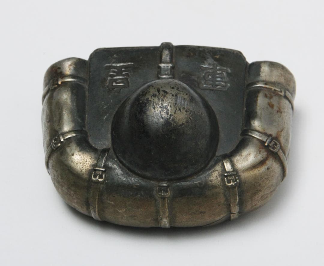 皇軍　兜と軍服　玩具？　鋳物製　破損品 用途不明