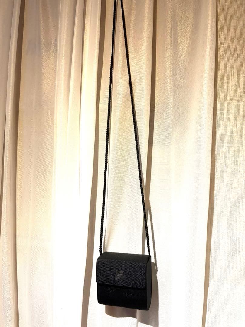 斜め掛け　黒のポシェット　鏡内蔵　パーティポシェット