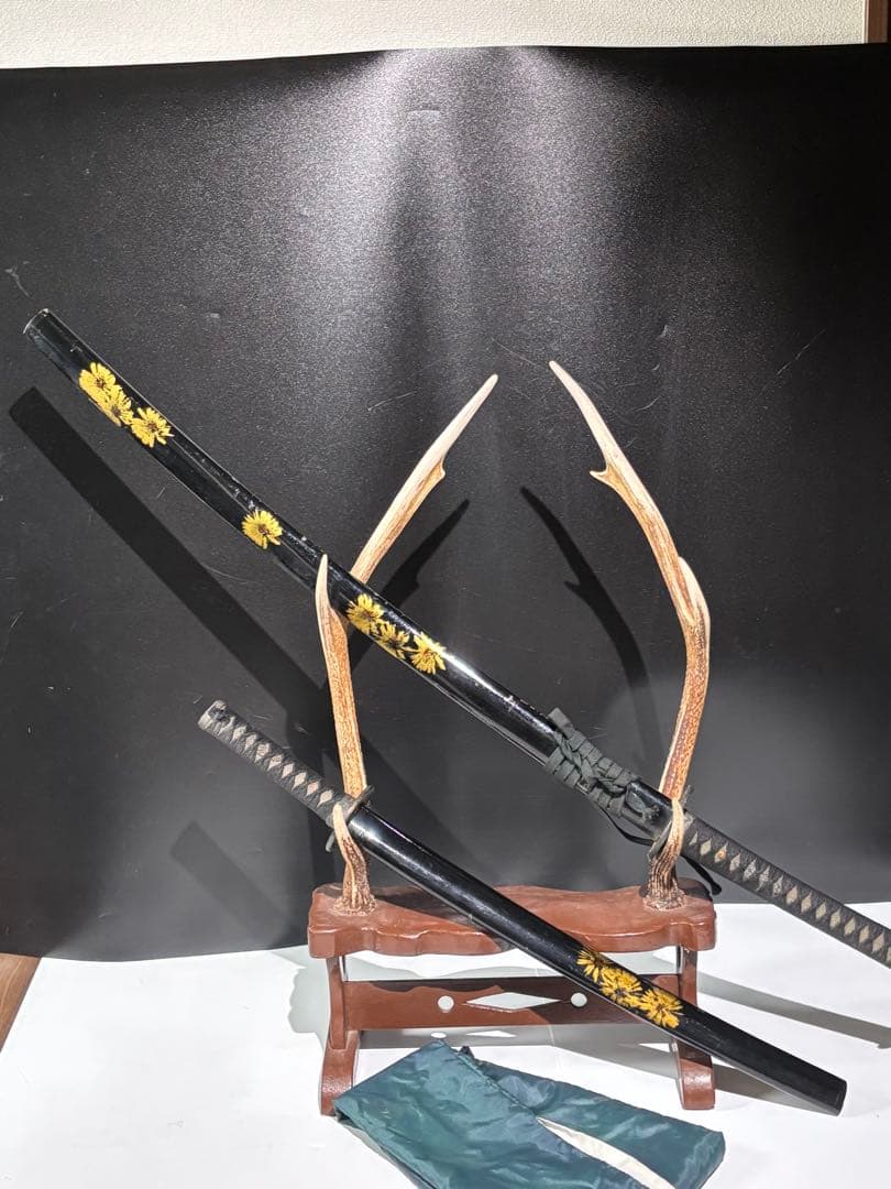 模造刀2本セット 黒地に花の装飾