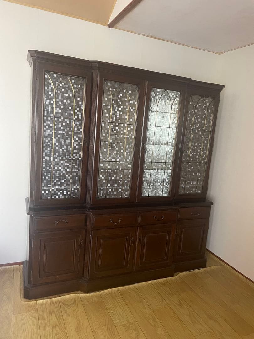 木製キャビネット ガラス扉 照明付き