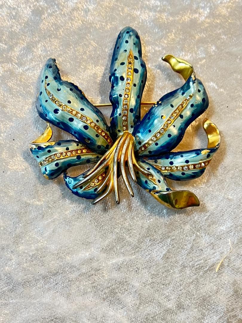 シャネル（Chanel）のランの花のブローチ　エナメル　刻印あり