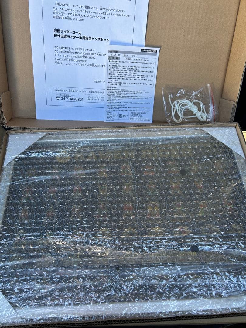 新品未開封 歴代仮面ライダー全員集合ピンズ 専用額入りのピンズ全55種セット