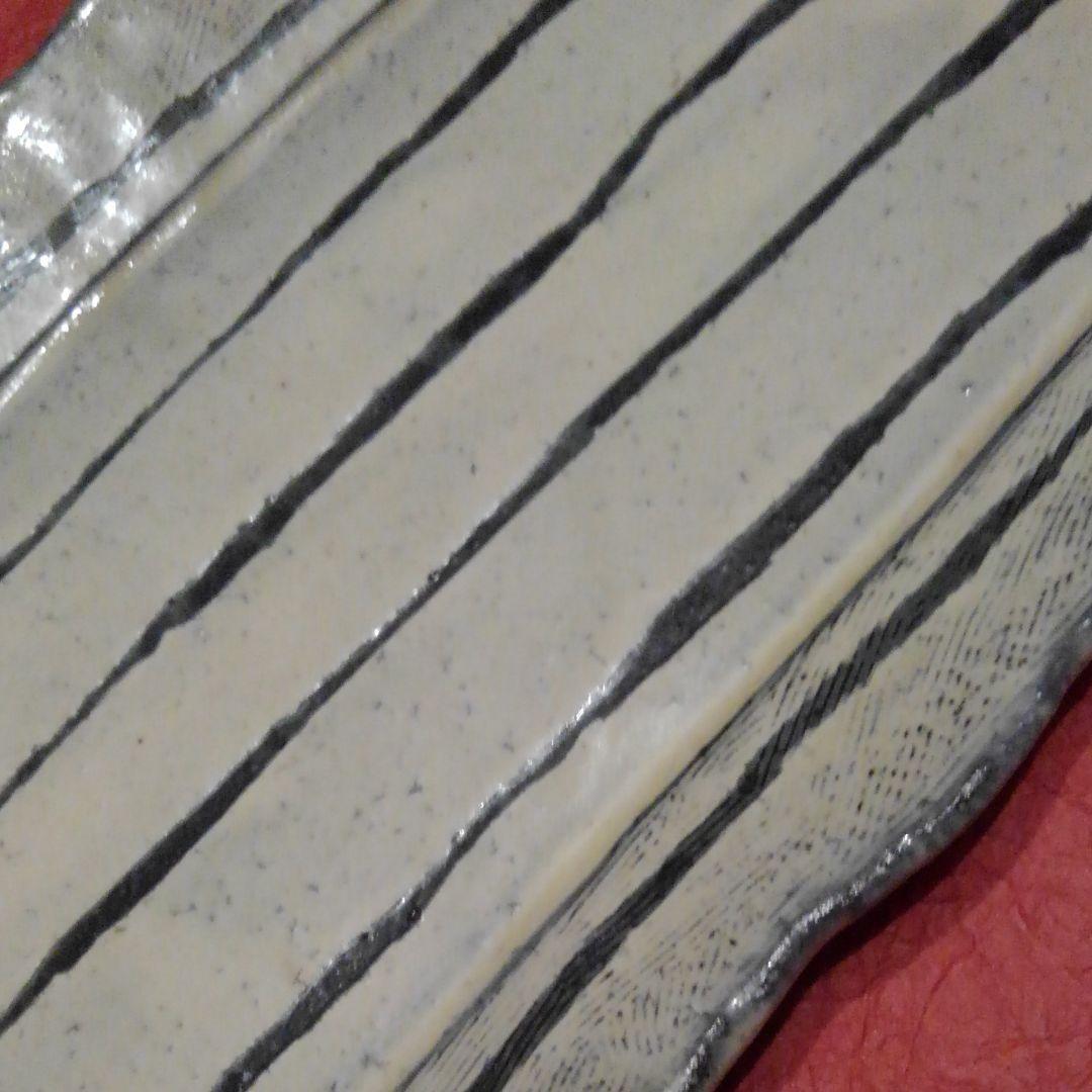 信楽焼　粉引線彫長々皿