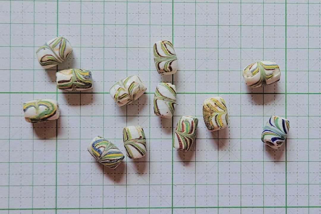 アフリカとんぼ玉　ヴィンテージ　レインボーリボン　一連(１２個)