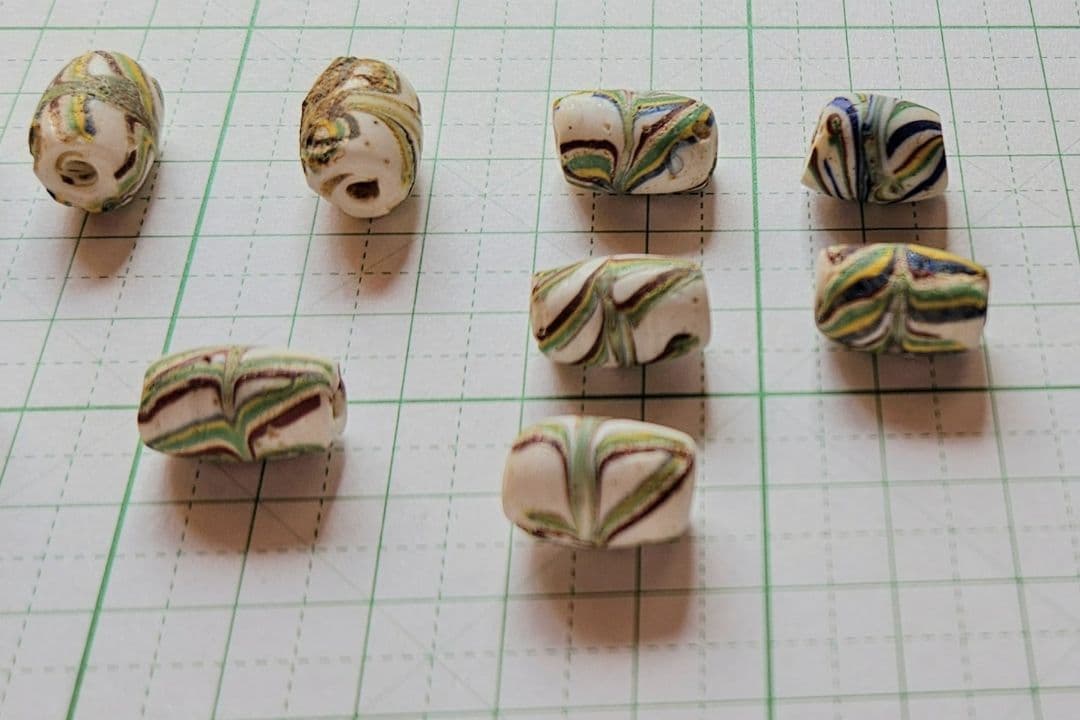 アフリカとんぼ玉　ヴィンテージ　レインボーリボン　一連(１２個)