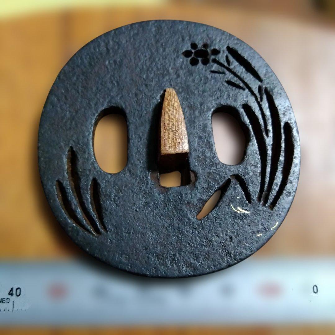 [値下げ]　鍔:鉄地　花卉紋すかし　楕円形　無銘