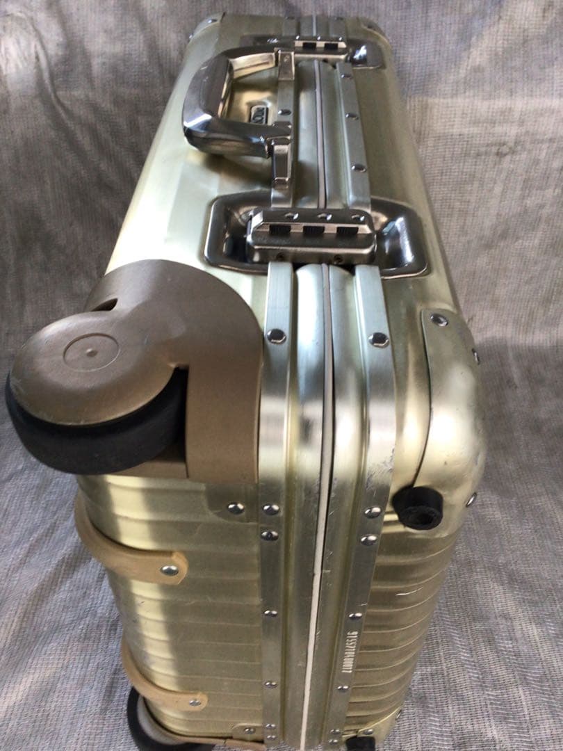 希少、廃盤リモワ　ゴールドトパーズ機内持込サイズ2輪の商品です。