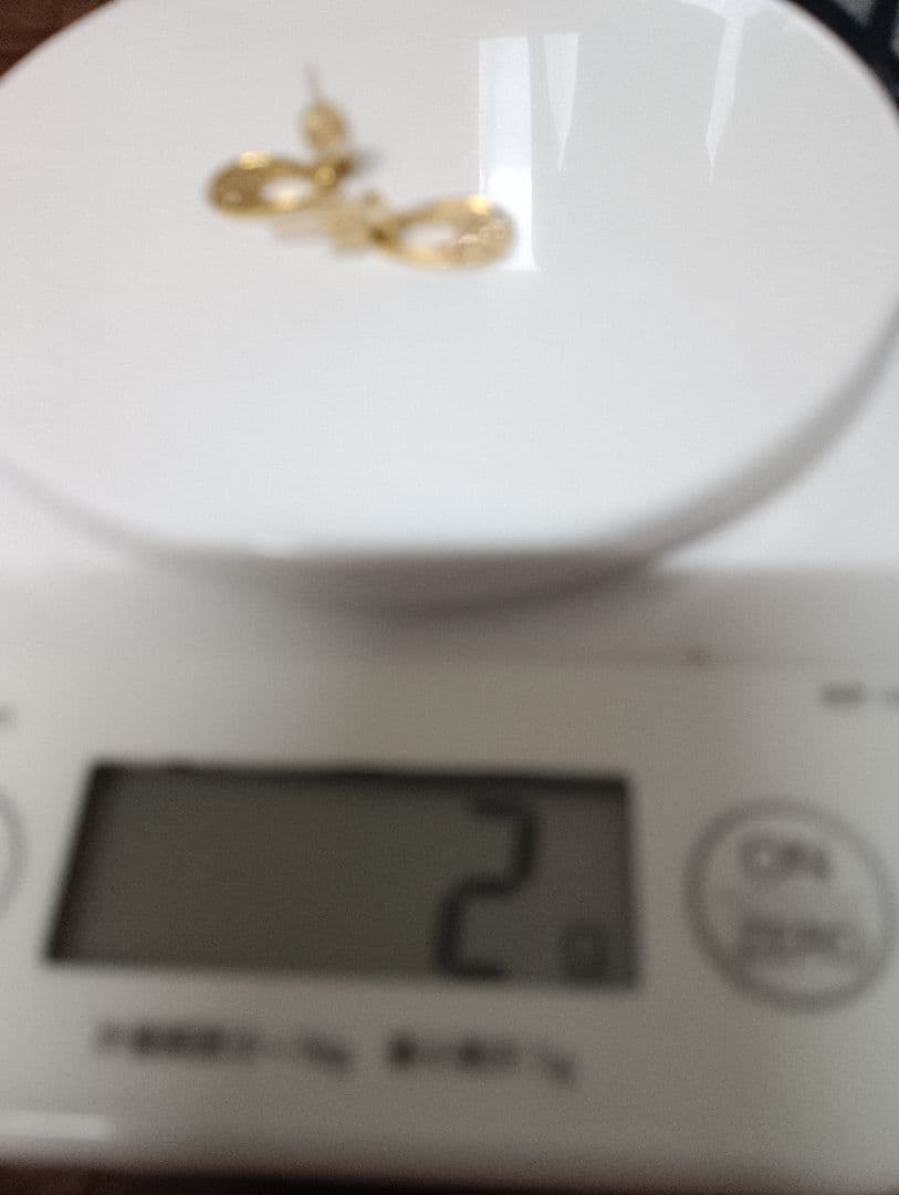 K18ゴールド ティアドロップ型ダイヤモンド装飾ピアス