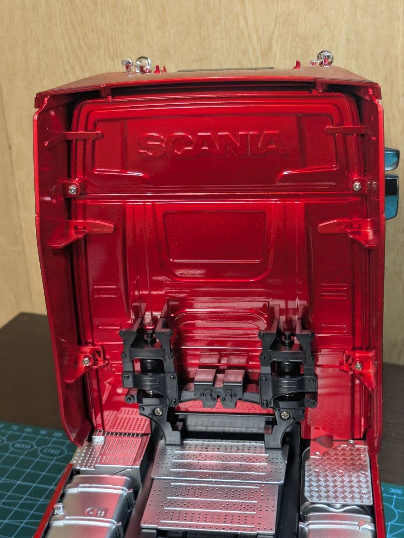 HUI NA スカニア1/18 770 S V8トレーラーヘッド　レッド