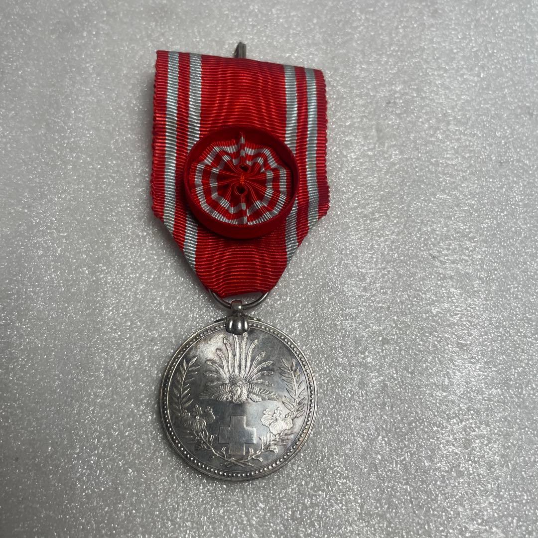 【美品・付属品完備】日本赤十字社 特別社員章 銀色 記章 勲章 漆塗り箱入