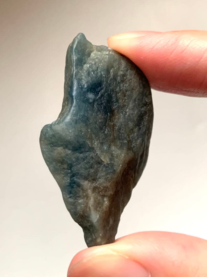 茄子紺　入りコン沢原石　糸魚川翡翠　青ひすい　ヒスイ　国産鉱物　水石　根付　勾玉