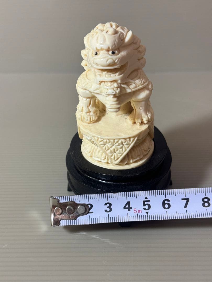 2732根付　獅子 置物 台座付き　細密彫刻 時代 彫刻極細工 古美術品 骨董品