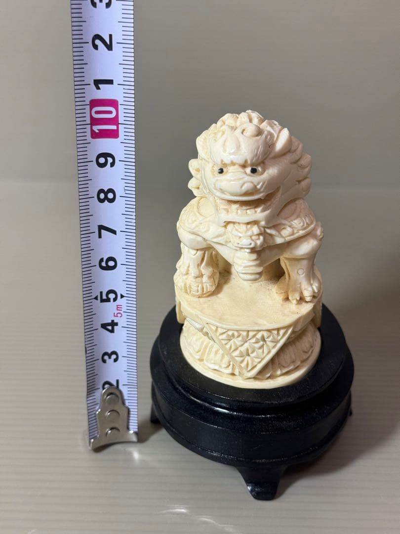 2732根付　獅子 置物 台座付き　細密彫刻 時代 彫刻極細工 古美術品 骨董品