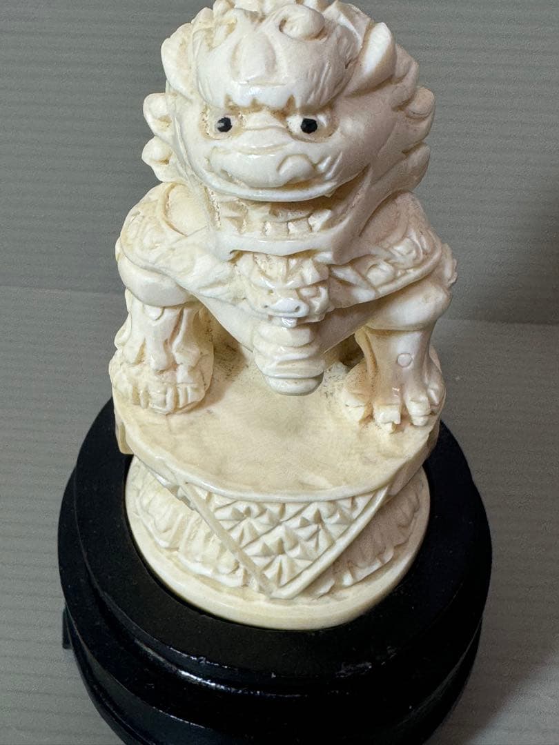 2732根付　獅子 置物 台座付き　細密彫刻 時代 彫刻極細工 古美術品 骨董品