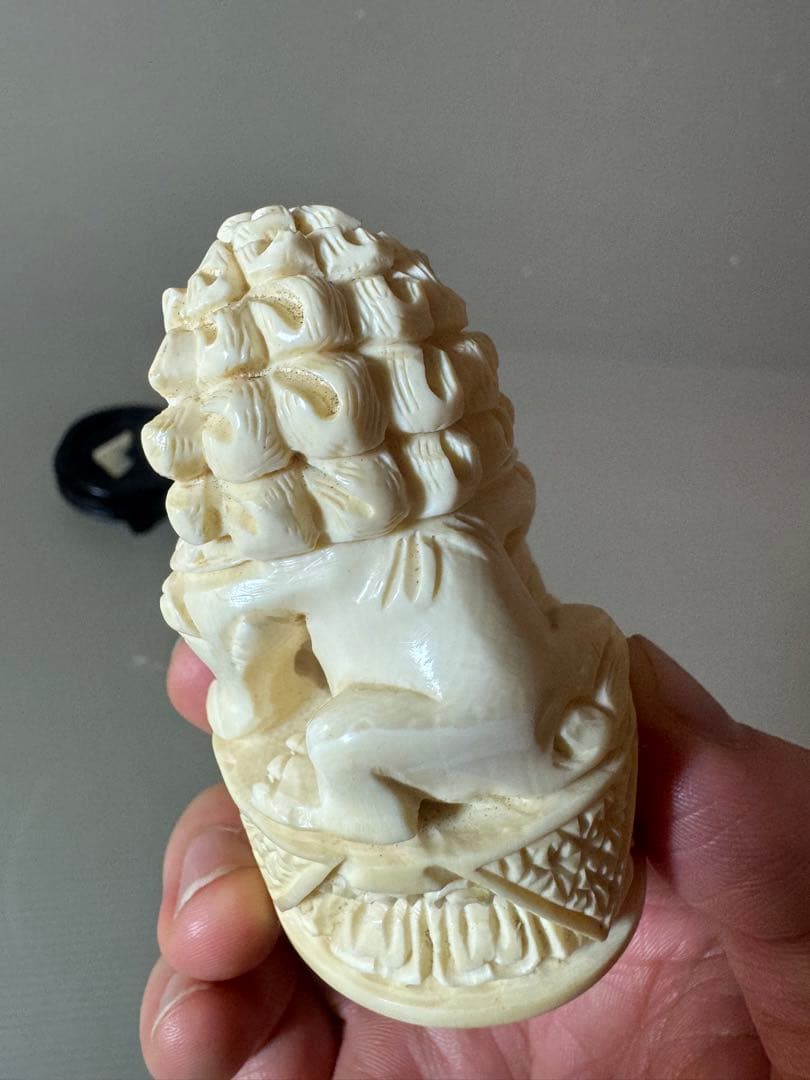 2732根付　獅子 置物 台座付き　細密彫刻 時代 彫刻極細工 古美術品 骨董品
