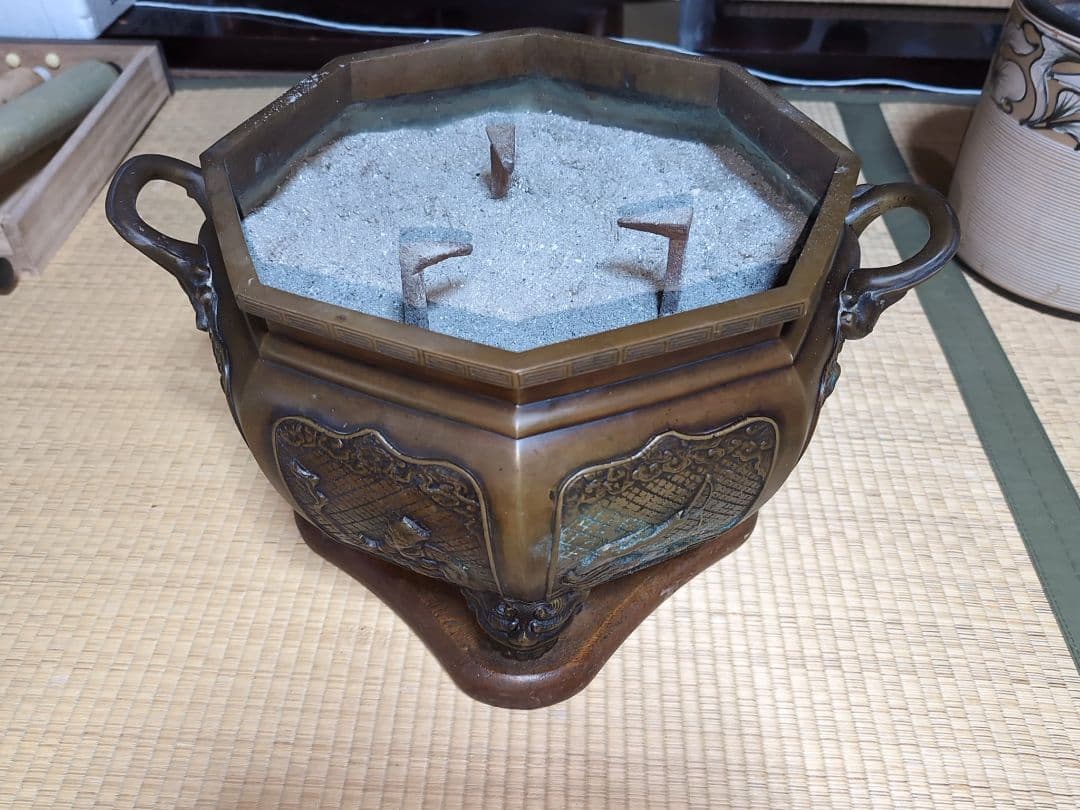 ・八角火鉢 ・四本足　台座付き