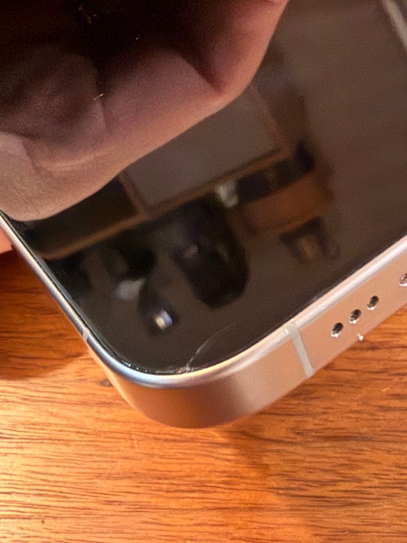 Apple iPhone 15 Pro 本体　画面割れ有