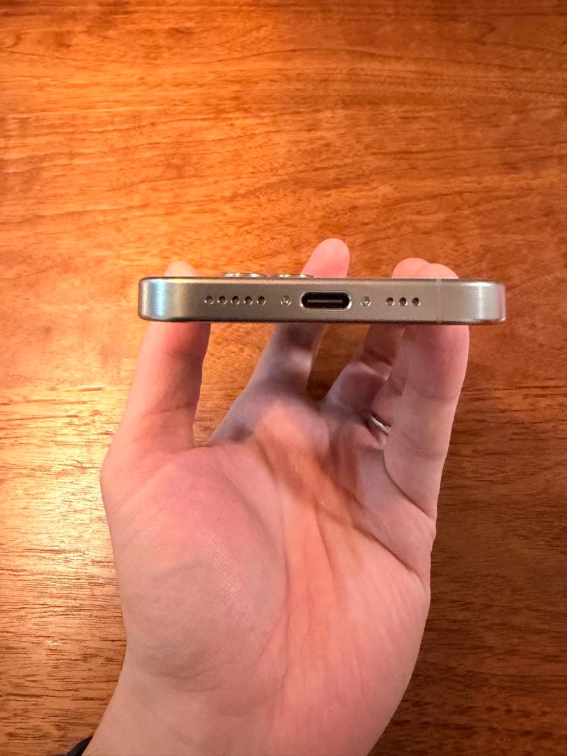 Apple iPhone 15 Pro 本体　画面割れ有