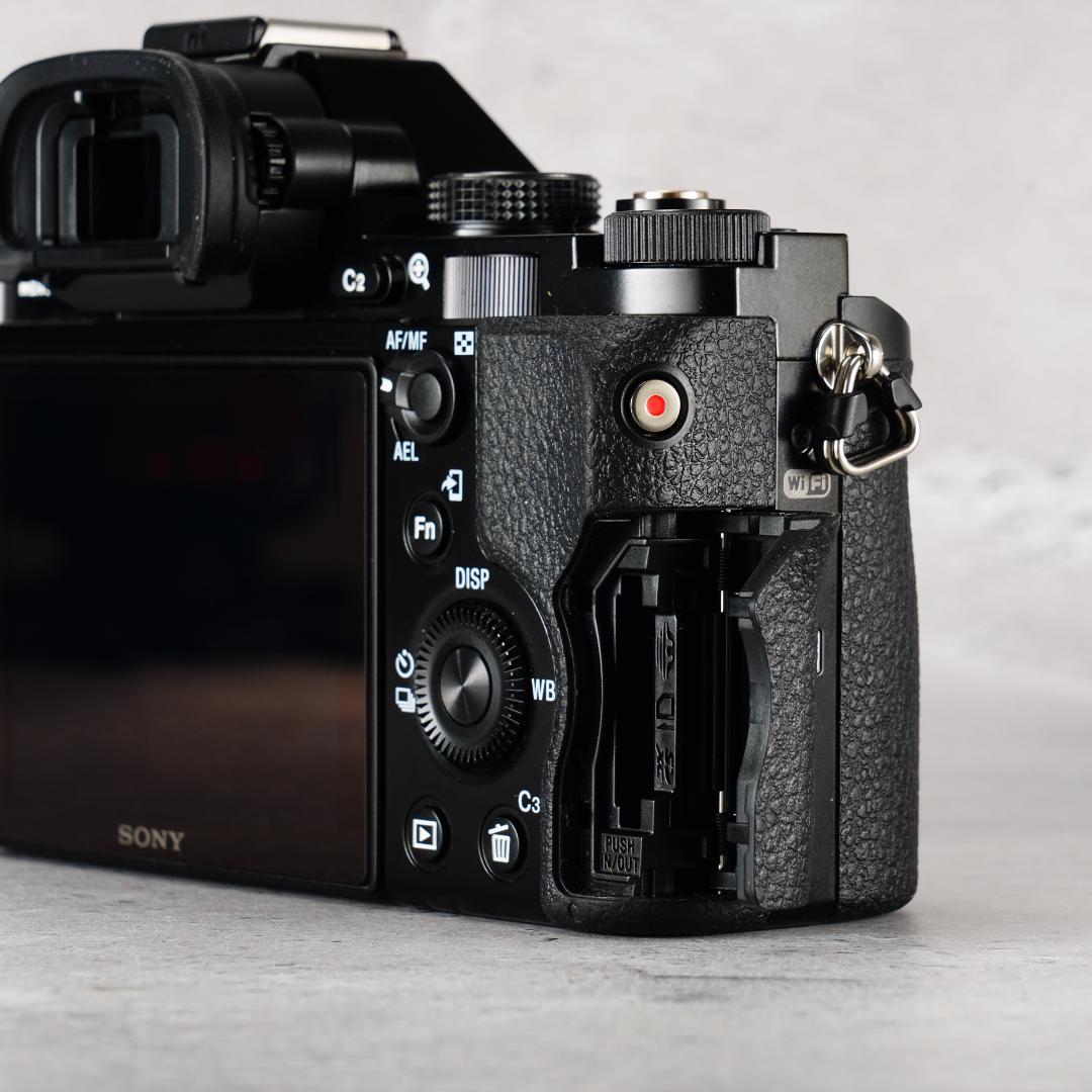 美品1,630回！世界初フルサイズミラーレスSONY α7 ILCE-7K