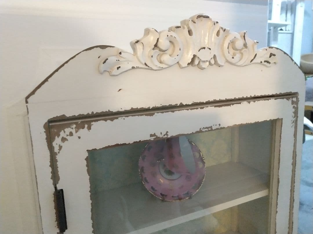 さ*ら様 シャビーシック　クラシカル　ホワイトガラスケース 3段 壁掛け可能